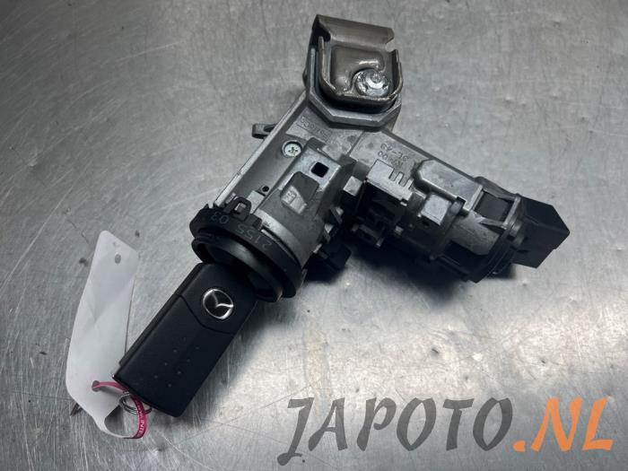 Tändningslås + dator från en Mazda 2 (DE) 1.3 16V MZR 2013