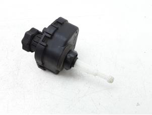 Begagnade Strålkastarmotor Daewoo Espero 1.5 16V MPi Pris € 9,95 Marginaltabell erbjuds av Japoto Parts B.V.