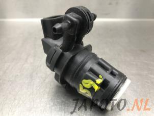 Gebruikte Ruitensproeierpomp voor Mazda CX-5 II (KF) 2.0 SkyActiv-G 165 16V 4WD Prijs € 19,95 Margeregeling aangeboden door Japoto Parts B.V.