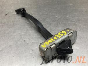 Gebruikte Deurvanger 4Deurs links-achter Mazda CX-5 II (KF) 2.0 SkyActiv-G 165 16V 4WD Prijs € 14,95 Margeregeling aangeboden door Japoto Parts B.V.