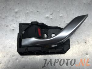Gebruikte Deurgreep 4Deurs links-voor Mazda CX-5 II (KF) 2.0 SkyActiv-G 165 16V 4WD Prijs € 24,95 Margeregeling aangeboden door Japoto Parts B.V.