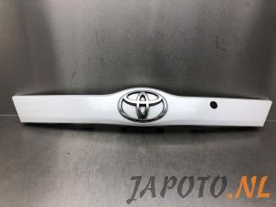 Gebruikte Handgreep Achterklep Toyota Verso S 1.33 16V Dual VVT-I Prijs € 59,95 Margeregeling aangeboden door Japoto Parts B.V.