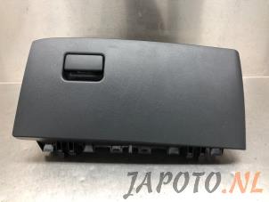Używane Schowek w desce rozdzielczej Toyota Yaris IV (P21/PA1/PH1) 1.5 12V Hybrid 115 Cena € 74,99 Procedura marży oferowane przez Japoto Parts B.V.