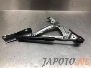 Gebruikte Kofferdekseldemper links-achter Mazda 3 (BL12/BLA2/BLB2) 1.6 CiTD 16V Prijs € 29,95 Margeregeling aangeboden door Japoto Parts B.V.