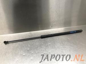 Begagnade Gasfjäder, vänster bak Chevrolet Cruze (305) 1.6 16V VVT Pris € 19,95 Marginaltabell erbjuds av Japoto Parts B.V.