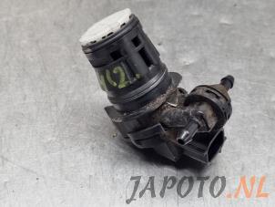 Gebruikte Ruitensproeierpomp voor Mazda CX-5 I (KE,GH) 2.0 SkyActiv-G 16V 2WD Prijs € 19,95 Margeregeling aangeboden door Japoto Parts B.V.