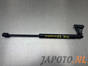 Begagnade Gasfjäder, höger bak Hyundai Tucson (JM) 2.0 16V CVVT 4x2 Pris € 14,99 Marginaltabell erbjuds av Japoto Parts B.V.