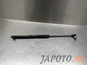 Gebruikte Gasdemper rechts-achter Kia Niro I (DE) 1.6 GDI PHEV Prijs € 19,95 Margeregeling aangeboden door Japoto Parts B.V.