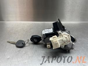 Begagnade Tändningslås + nyckel Toyota RAV4 (A3) 2.2 D-CAT 16V 4x4 Pris € 74,95 Marginaltabell erbjuds av Japoto Parts B.V.