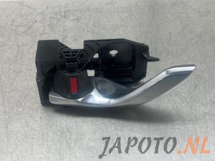 Gebruikte Deurgreep 4Deurs links-voor Mazda CX-5 II (KF) 2.0 SkyActiv-G 165 16V 2WD Prijs € 24,95 Margeregeling aangeboden door Japoto Parts B.V.