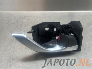 Gebruikte Portiergreep 4Deurs rechts-voor Mazda CX-5 II (KF) 2.0 SkyActiv-G 165 16V 2WD Prijs € 24,95 Margeregeling aangeboden door Japoto Parts B.V.