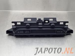 Gebruikte Stoelverwarmings Schakelaar Mazda CX-5 II (KF) 2.0 SkyActiv-G 165 16V 2WD Prijs € 49,99 Margeregeling aangeboden door Japoto Parts B.V.