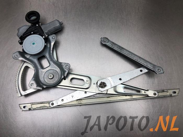 Fönstermekanism för bakre dörr, 4-dörrars, höger från en Toyota Prius Plus (ZVW4) 1.8 Hybrid 16V 2012