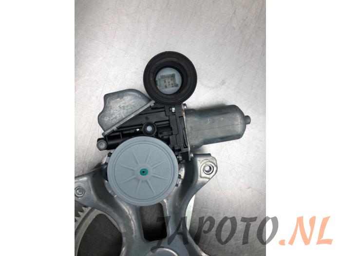 Fönstermekanism för bakre dörr, 4-dörrars, höger från en Toyota Prius Plus (ZVW4) 1.8 Hybrid 16V 2012