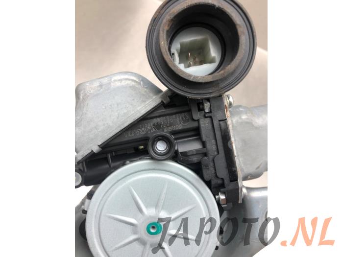 Fönstermekanism för bakre dörr, 4-dörrars, höger från en Toyota Prius Plus (ZVW4) 1.8 Hybrid 16V 2012