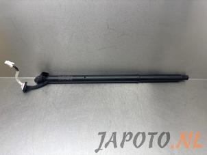 Gebruikte Gasdemper links-achter Mazda CX-30 (DM) 1.8 Skyactiv D 116 16V Prijs € 124,95 Margeregeling aangeboden door Japoto Parts B.V.