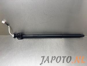 Gebruikte Kofferdekseldemper rechts-achter Mazda CX-30 (DM) 1.8 Skyactiv D 116 16V Prijs € 124,95 Margeregeling aangeboden door Japoto Parts B.V.