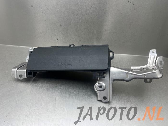 Knäairbag, vänster från en Lexus IS (E3) 300h 2.5 16V 2018