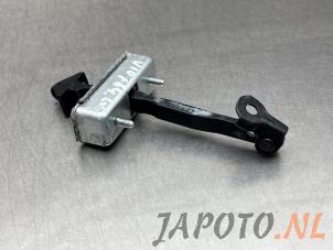 Gebruikte Deurvanger 4Deurs links-voor Mazda CX-5 I (KE,GH) 2.2 Skyactiv D 150 16V 4WD Prijs € 24,95 Margeregeling aangeboden door Japoto Parts B.V.