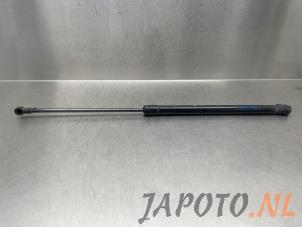 Begagnade Gasfjäder, vänster bak Nissan Qashqai (J11) 1.5 dCi DPF Pris € 14,99 Marginaltabell erbjuds av Japoto Parts B.V.