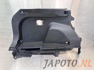 Używane Tapicerka pokrywy bagaznika lewa Toyota RAV4 (A5) 2.5 Hybrid 16V AWD Cena € 149,95 Procedura marży oferowane przez Japoto Parts B.V.