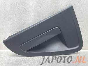 Używane Uchwyt drzwi prawych tylnych wersja 4-drzwiowa Chevrolet Spark (M300) 1.2 16V Cena € 24,99 Procedura marży oferowane przez Japoto Parts B.V.