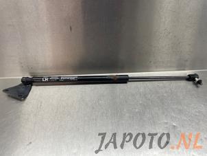 Begagnade Gasfjäder, vänster bak Kia Soul II (PS) EV Pris € 19,95 Marginaltabell erbjuds av Japoto Parts B.V.