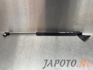 Gebruikte Kofferdekseldemper rechts-achter Kia Soul II (PS) EV Prijs € 19,95 Margeregeling aangeboden door Japoto Parts B.V.