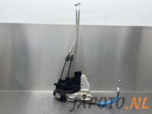 Gebruikte Deurslot Mechaniek 4Deurs links-voor Kia Soul II (PS) EV Prijs € 74,95 Margeregeling aangeboden door Japoto Parts B.V.