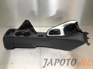 Używane Konsole srodkowe Toyota Yaris IV (P21/PA1/PH1) 1.5 12V VVT-i Cena € 149,95 Procedura marży oferowane przez Japoto Parts B.V.