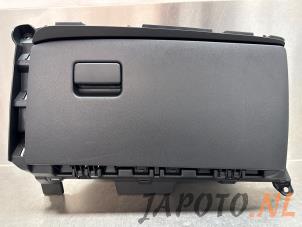 Używane Schowek w desce rozdzielczej Toyota Yaris IV (P21/PA1/PH1) 1.5 12V VVT-i Cena € 74,99 Procedura marży oferowane przez Japoto Parts B.V.