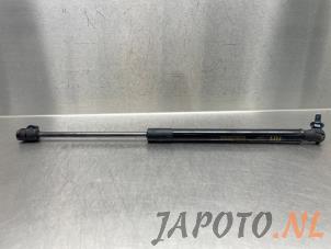 Gebruikte Gasdemper rechts-achter Kia Niro I (DE) 1.6 GDI Hybrid Prijs € 19,95 Margeregeling aangeboden door Japoto Parts B.V.