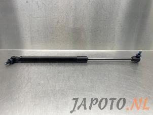 Używane Amortyzator gazowy lewy tyl Kia Niro I (DE) 1.6 GDI Hybrid Cena € 19,95 Procedura marży oferowane przez Japoto Parts B.V.