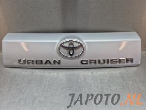 Gebruikte Handgreep Achterklep Toyota Urban Cruiser 1.33 Dual VVT-I 16V 2WD Prijs € 49,95 Margeregeling aangeboden door Japoto Parts B.V.