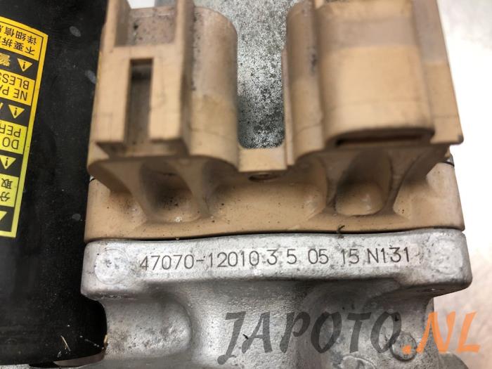 Rembekrachtiger van een Toyota Yaris III (P13) 1.5 16V Hybrid 2015