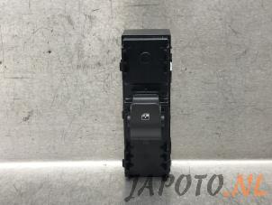 Gebruikte Ruit schakelaar elektrisch Hyundai i30 Wagon (PDEF5) 1.0 T-GDI 12V Prijs € 24,95 Margeregeling aangeboden door Japoto Parts B.V.