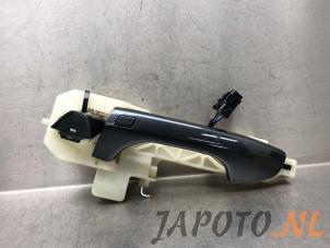 Gebruikte Portiergreep 4Deurs links-voor Kia Stonic (YB) 1.0i T-GDi 12V Prijs € 49,95 Margeregeling aangeboden door Japoto Parts B.V.