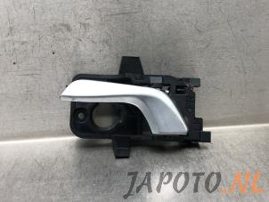 Gebruikte Portiergreep 4Deurs links-voor Kia Stonic (YB) 1.0i T-GDi 12V Prijs € 14,99 Margeregeling aangeboden door Japoto Parts B.V.