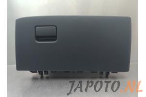 Używane Schowek w desce rozdzielczej Toyota Yaris Cross (PB1/PJ1) 1.5 12V Hybrid 115 Cena € 99,95 Procedura marży oferowane przez Japoto Parts B.V.