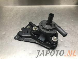 Gebruikte Extra waterpomp Toyota Yaris III (P13) 1.5 16V Hybrid Prijs € 49,95 Margeregeling aangeboden door Japoto Parts B.V.