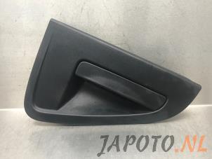 Używane Uchwyt drzwi prawych tylnych wersja 4-drzwiowa Chevrolet Spark (M300) 1.2 16V Cena € 24,99 Procedura marży oferowane przez Japoto Parts B.V.