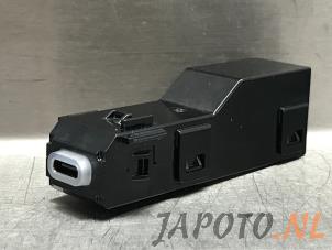 Gebruikte AUX/USB aansluiting Toyota Yaris IV (P21/PA1/PH1) 1.5 12V Hybrid 115 Prijs € 24,95 Margeregeling aangeboden door Japoto Parts B.V.