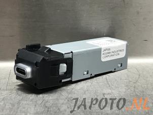 Gebruikte AUX/USB aansluiting Toyota Yaris IV (P21/PA1/PH1) 1.5 12V Hybrid 115 Prijs € 24,95 Margeregeling aangeboden door Japoto Parts B.V.