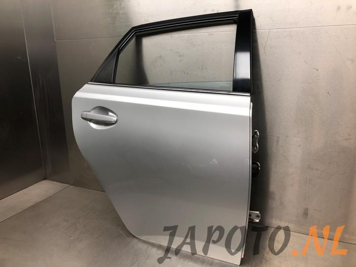 Portier 4Deurs rechts-achter van een Toyota Auris (E18) 1.3 VVT-I 16V 2016