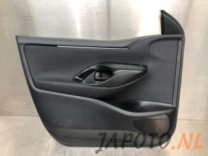 Używane Tapicerka drzwi lewych przednich wersja 4-drzwiowa Toyota Yaris IV (P21/PA1/PH1) 1.5 12V Hybrid 115 Cena € 99,95 Procedura marży oferowane przez Japoto Parts B.V.