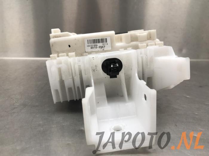 Säkringsbox från en Suzuki SX4 S-Cross (JY) 1.6 16V 2015