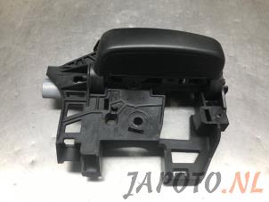 Gebruikte Portiergreep 4Deurs rechts-achter Toyota ProAce Electric Worker Prijs € 24,95 Margeregeling aangeboden door Japoto Parts B.V.