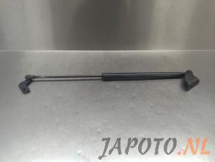 Begagnade Gasfjäder, vänster bak Nissan Qashqai (J10) 2.0 16V Pris € 9,95 Marginaltabell erbjuds av Japoto Parts B.V.