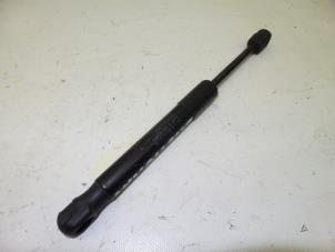 Gebruikte Kofferdekseldemper links-achter Mazda 3 (BK12) 1.6 CiTD 16V Prijs € 9,95 Margeregeling aangeboden door Japoto Parts B.V.