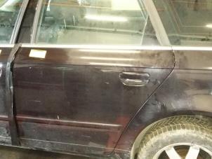 Używane Drzwi lewe tylne wersja 4-drzwiowa Audi A4 Avant (B7) 2.0 TDI 16V Cena € 50,00 Procedura marży oferowane przez Poolman autodemontage